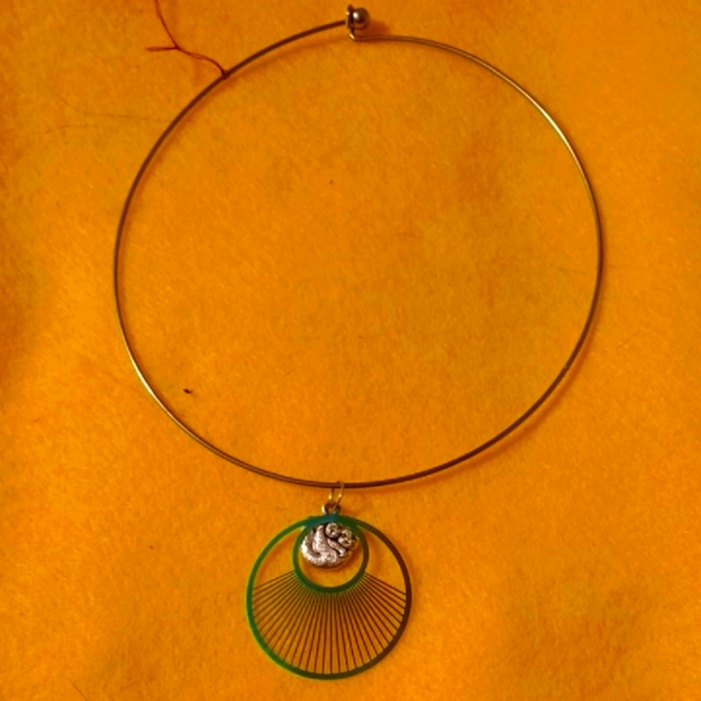 Elegant Green and Silver Pendant Necklace